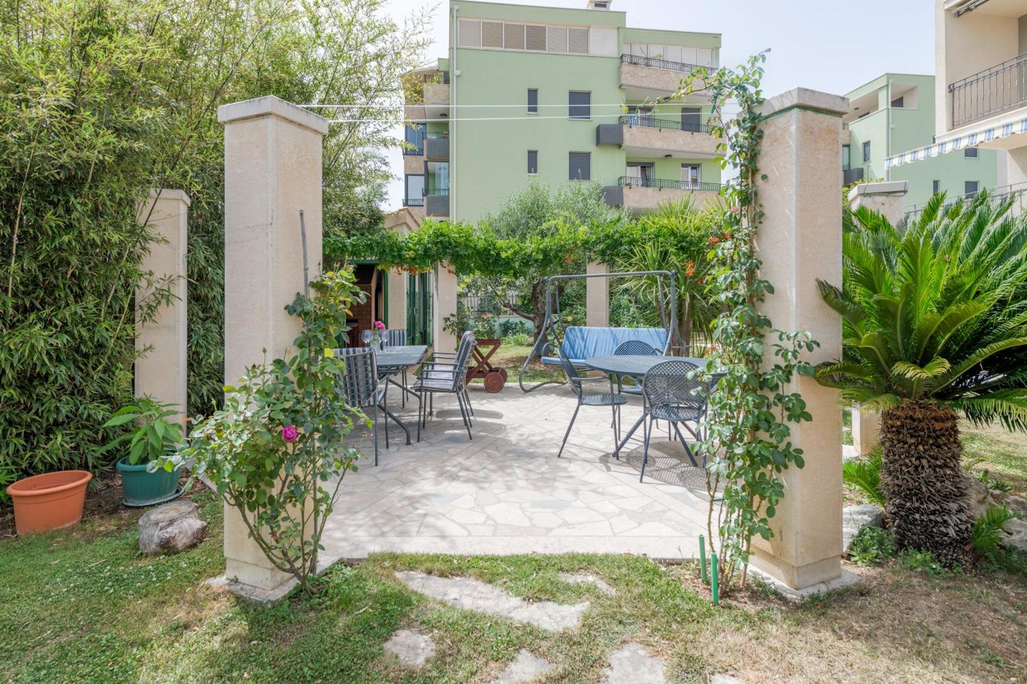 Blue Dolphin Apartment - Private Indoor Pool, Jacuzzi, Garden Split Exterior photo